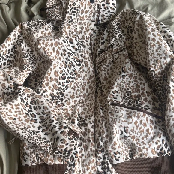 Billabong Leopard-Print Hooded Ski Jacket in Cream, Brown & Black - Picture 6 of 16